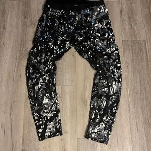 Woman thick sequins pants! Great for a party night.